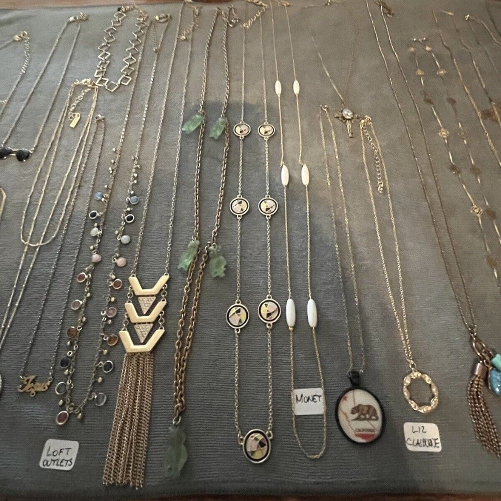 ASSORTMENT OF 21 'DELICATE' GOLD TONE CHAIN/BEADED/PENDANT NECKLACES, VTG-NOW